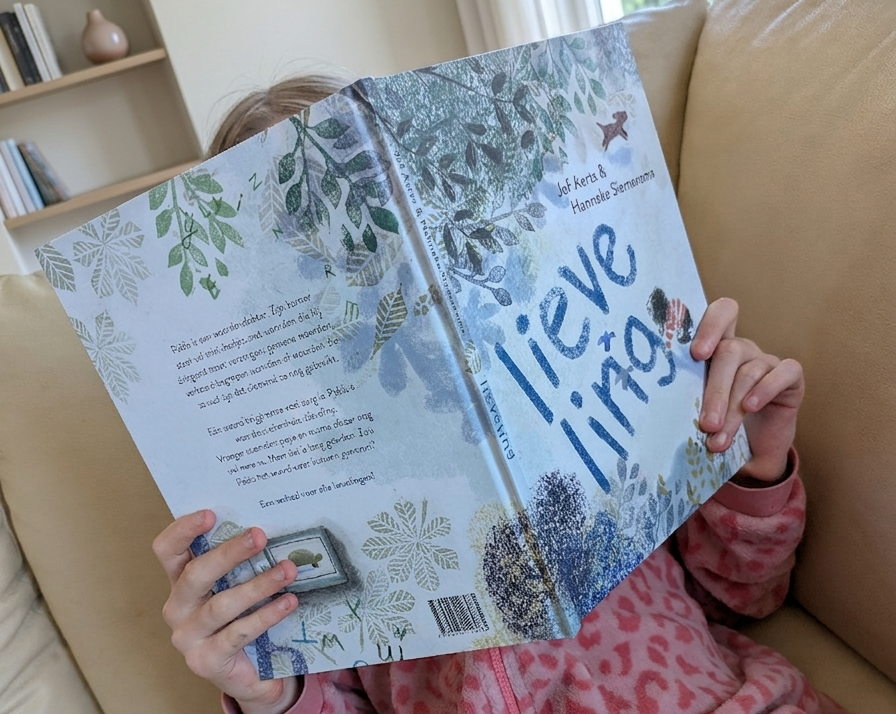 Kind leest Lieveling van Jef Aerts
